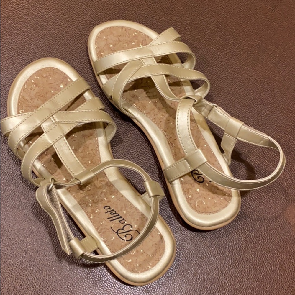 Gold metallic sandals size 1 wide